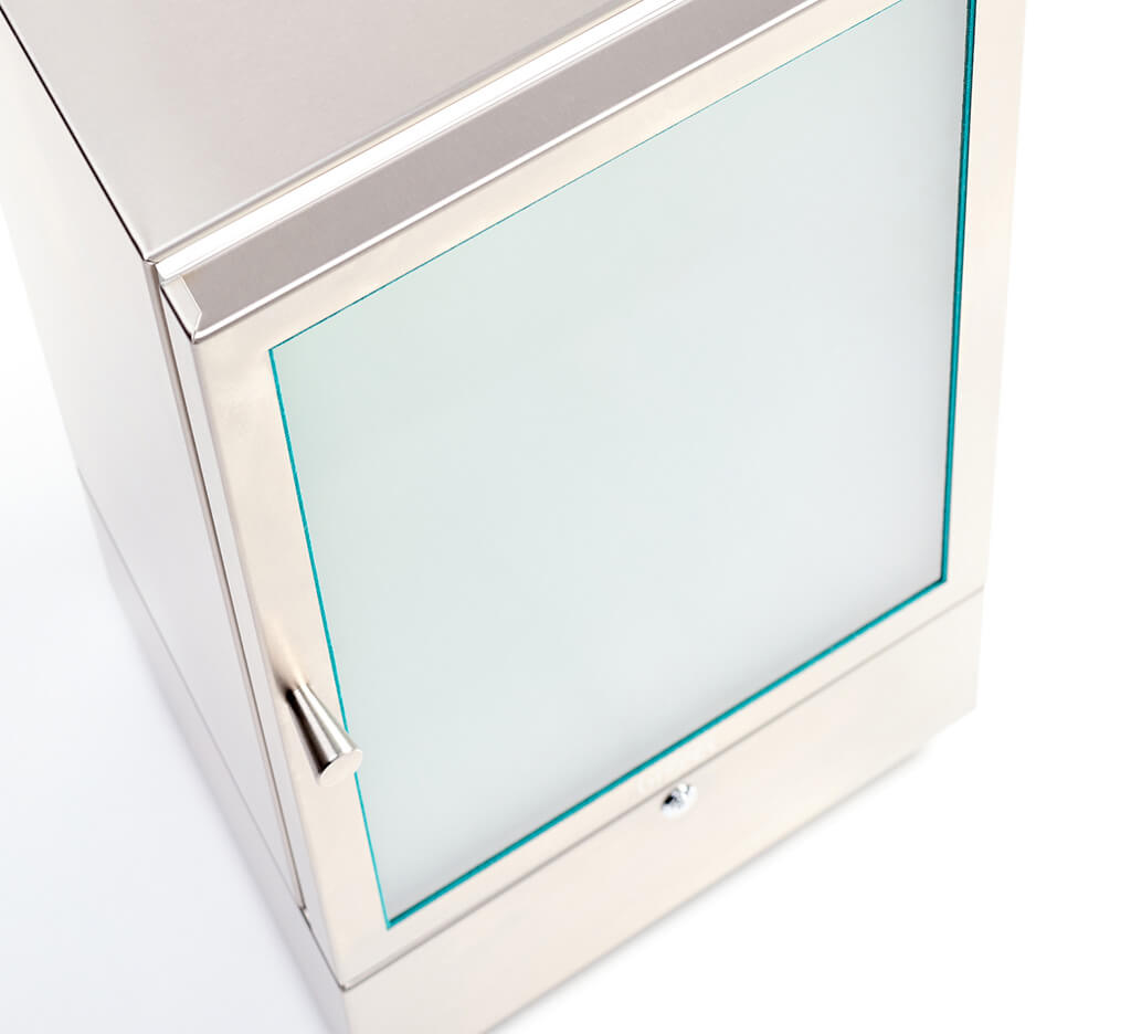 Innenraum des b7: Sandgestrahlte Glasböden und LED-Beleuchtung