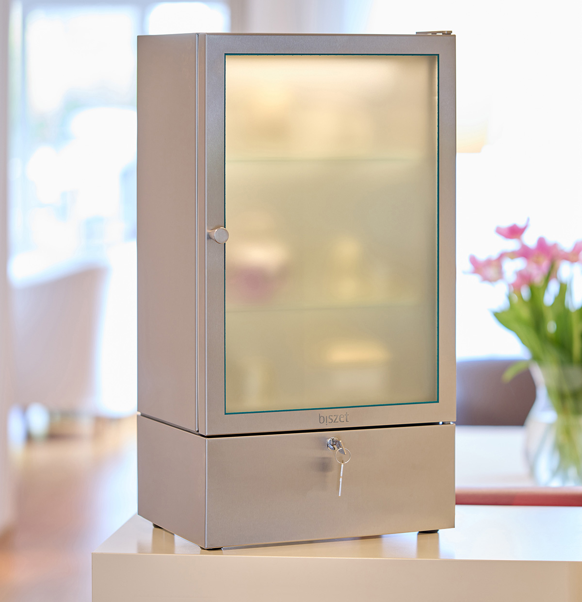 Diagonal view of the biszet b7 cosmetics refrigerator – Your partner for individual bathroom planning