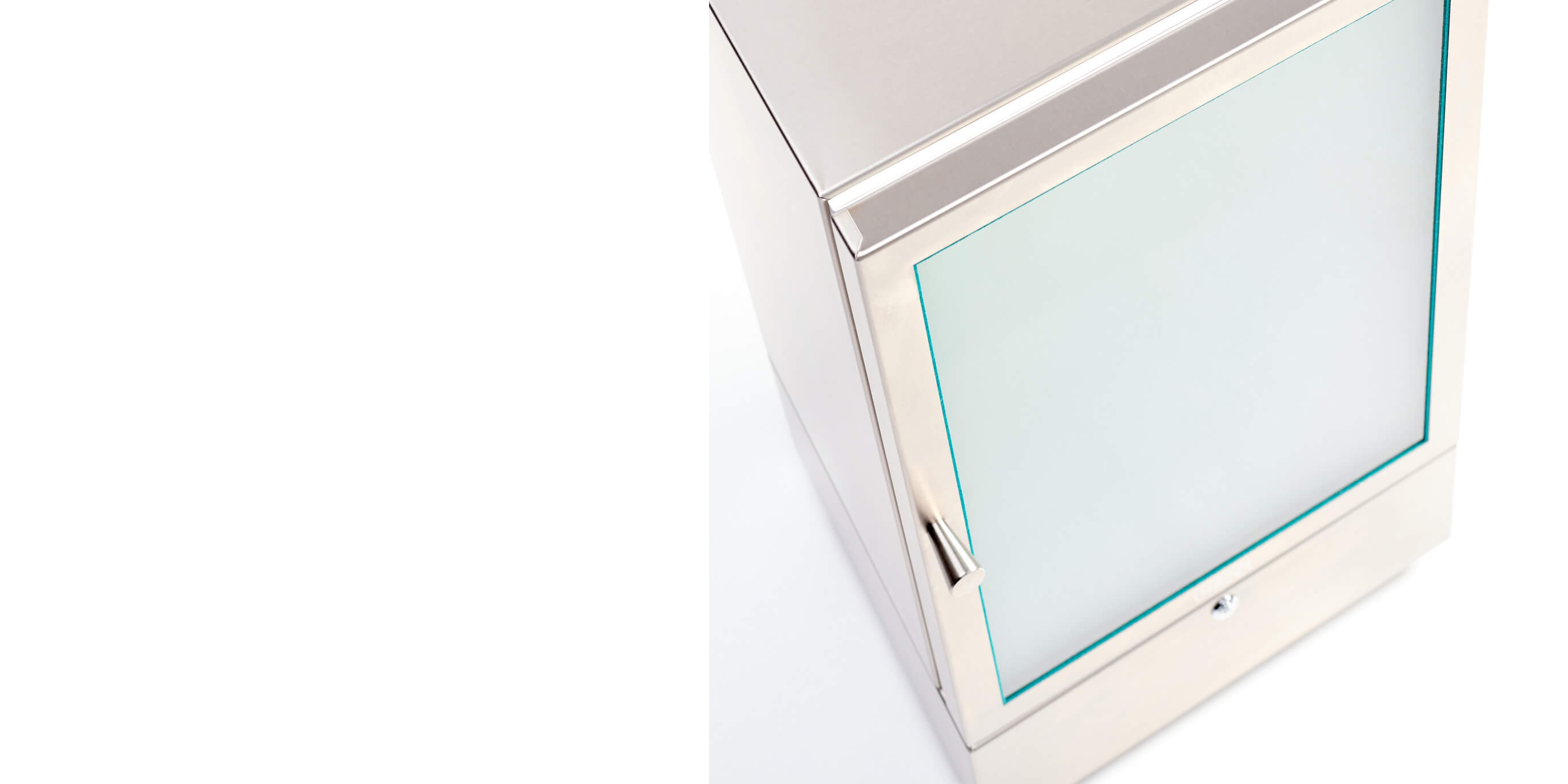 Interior of the b7: Sandblasted glass shelves and LED lighting